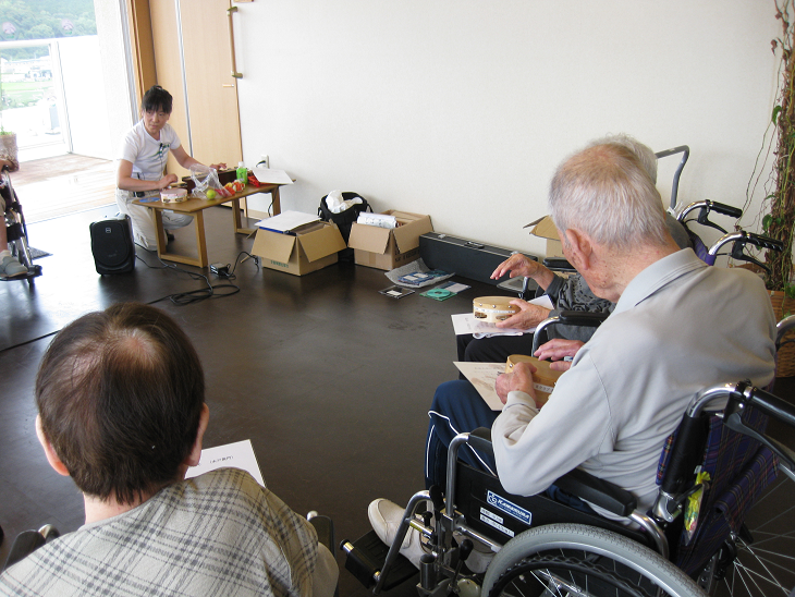 みなさん、鈴やタンブリンを音楽に合わせて演奏して下さっています♪